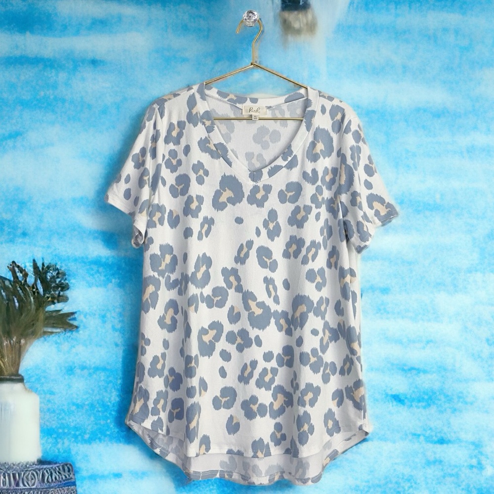 Boutique Women's XL Leopard Print V-Neck Short Sleeve Cozy Knit Top Cool Grey